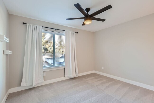 Building Photo - Stunning 3-Bedroom, 3.5-Bathroom Townhouse...