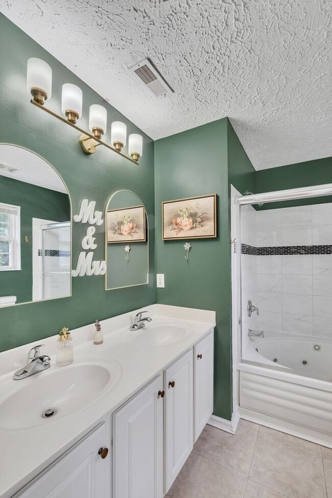 Building Photo - Three bed two bath home with 2 car garage. Less than 7 miles from airport & close to Percy Priest...