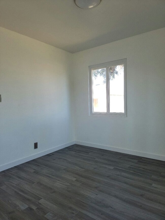 Building Photo - Renovated 2bd/1bth Single Family Home in R...