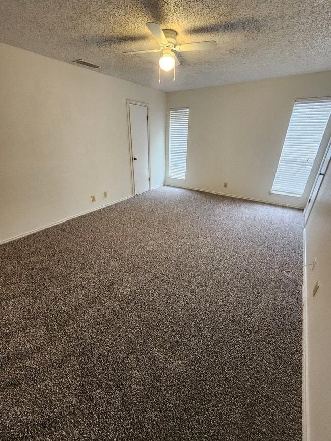 Building Photo - 3 bed 2 bath duplex