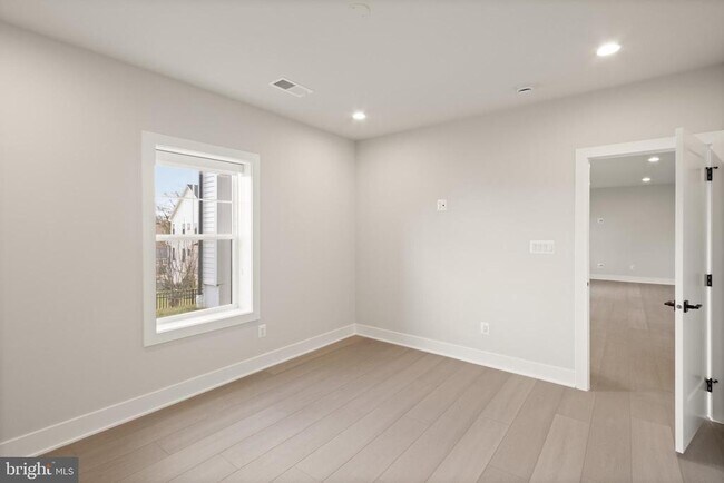 Building Photo - 857 N Manchester St