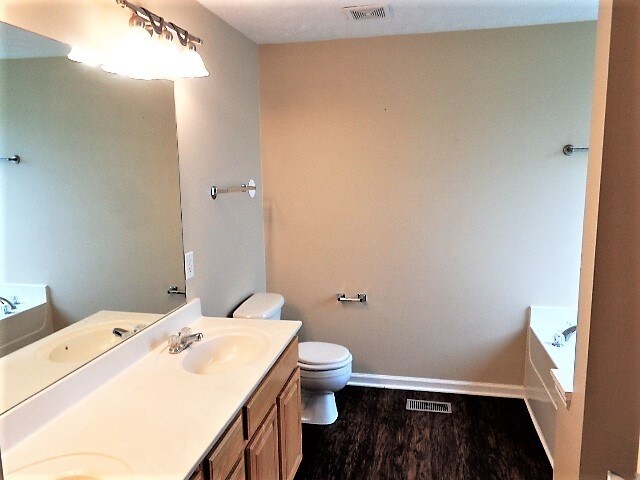 Building Photo - 2935 Greentree Dr