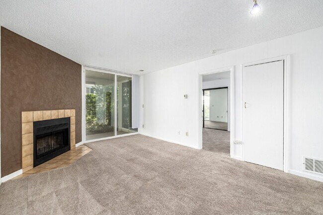 Building Photo - Updated and Stylish 1BDR/1BTH in the Eleve...