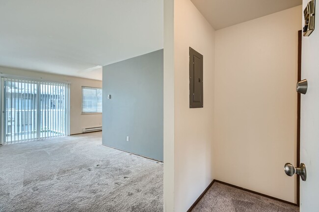 Building Photo - Fabulous Top Floor End Unit 1 Bed 1 Bath N...