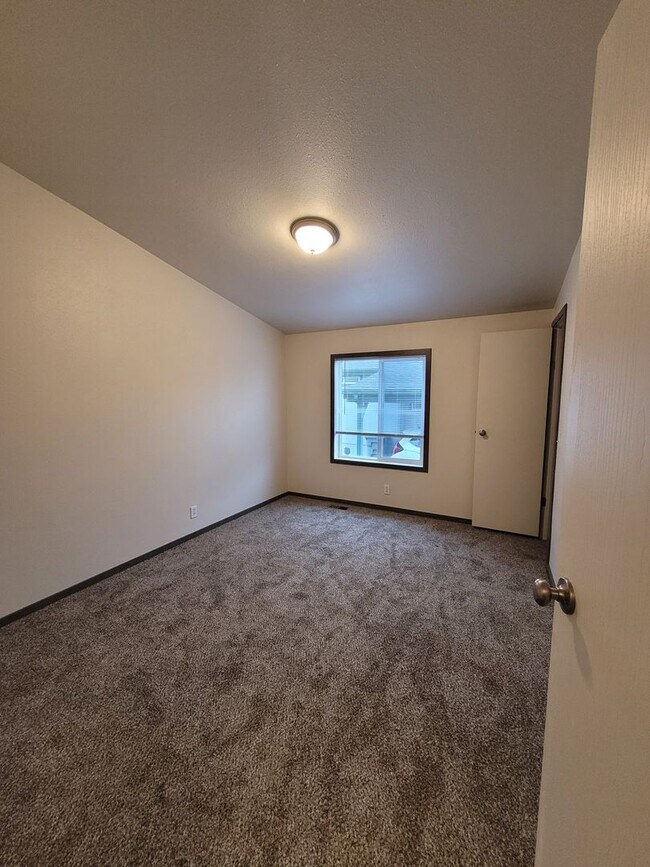 Building Photo - 3Bed : 2Bath Home with 2 Car Garage and Ac...