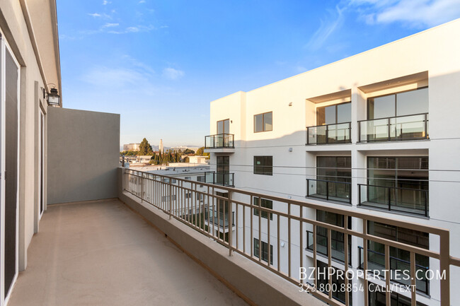 Building Photo - Beautiful 2 Bedroom 3 Bath Condo In Pico/B...