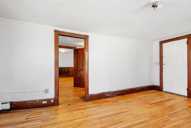 Building Photo - 4 Elm St