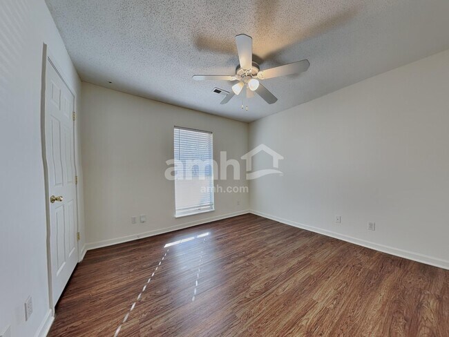 Building Photo - 2114 Post Oak Ln