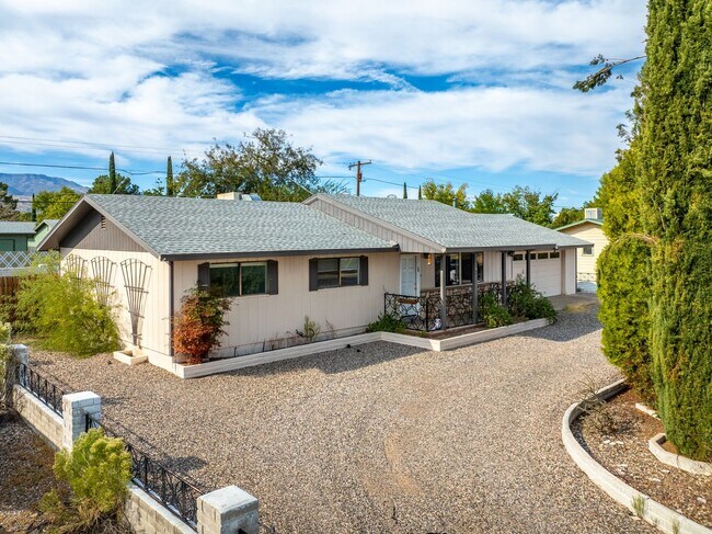 Building Photo - Wonderful Home 3 bed 1 bath with a Great Yard