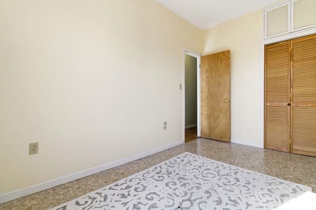 Building Photo - 470 Mallory Ave