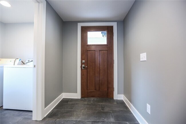 Building Photo - 1370 Bay Shore Blvd