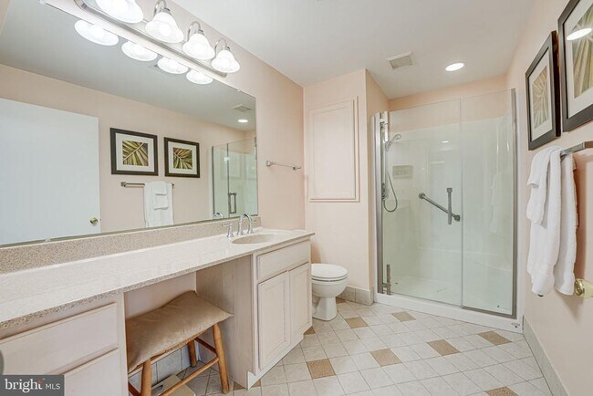 Building Photo - 9420 Lakeside Dr