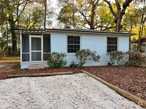 Building Photo - 2BR/1BA Renovated Cottage Within Minutes o...