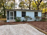 Building Photo - 2BR/1BA Renovated Cottage Within Minutes o...