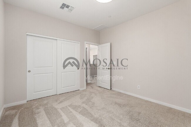 Building Photo - 680 E Ginko Ave