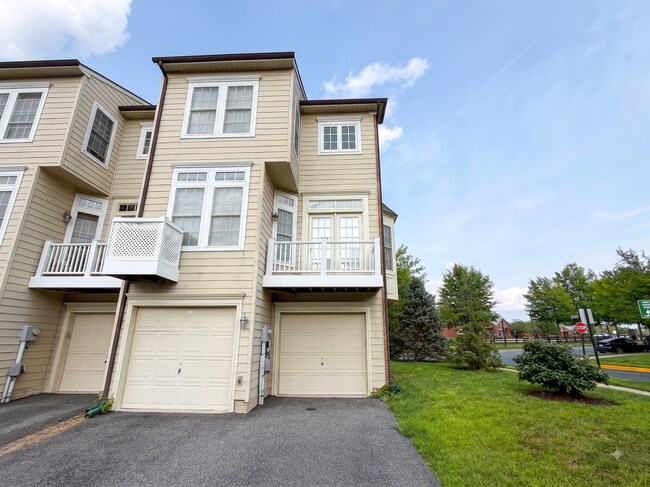 Building Photo - 3670 Carriage Hill Dr