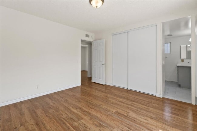 Building Photo - Spacious 3 Bed 2 Bath House w/ Central A/C...