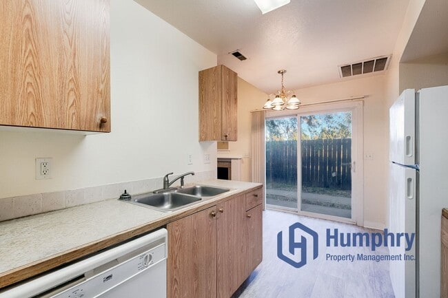 Building Photo - Nampa Fourplex, 2Bd/2Bth/CP, 930Sqft, near Karcher mall off Caldwell Blvd in Nampa