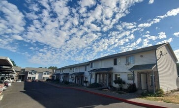 Building Photo - Beautifully Renovated 2 Bed 1.5 Bath Townh...