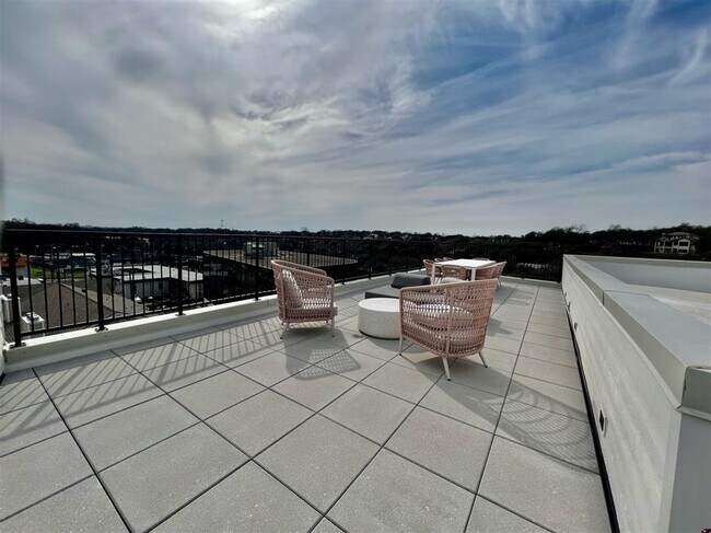 Building Photo - 2500 Longview St