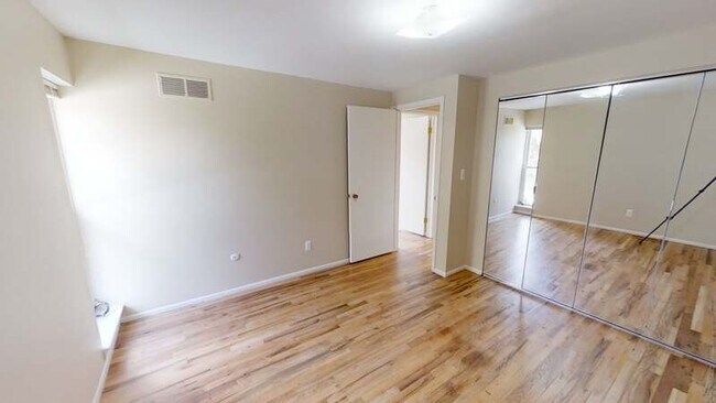 Building Photo - 529 Longshore Dr