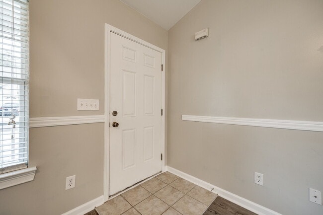 Building Photo - "Charming 2-Bed, 2-Bath Retreat in Fort Mill - 1,100 Sq Ft of Comfort!"