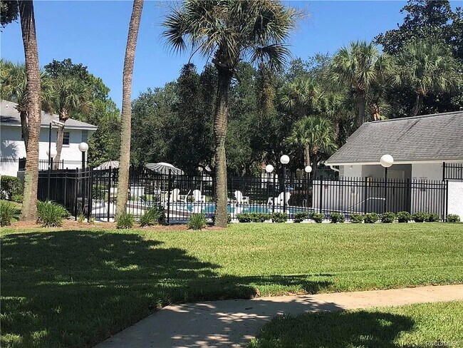 Building Photo - 588 Fairways Ln