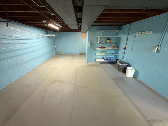 Building Photo - 3 BED 1.5 BATH SINGLE FAMILY HOME