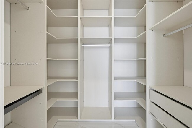 Building Photo - 700 NE 24th St