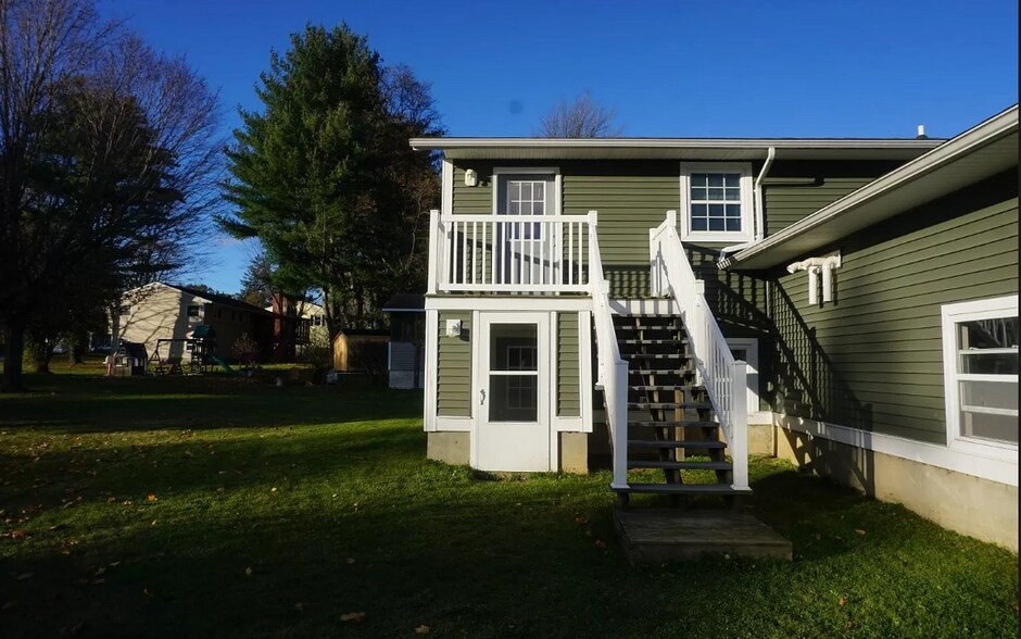 Building Photo - 10 Southview Dr