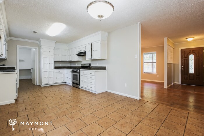 Building Photo - 17 Greenbrier Dr