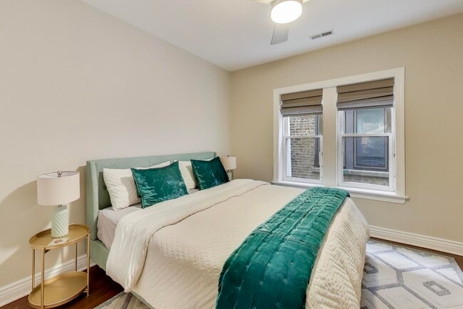 Building Photo - 528 W Cornelia Ave