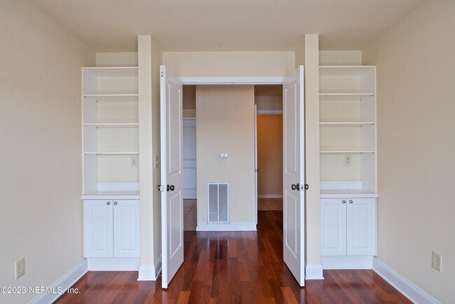 Building Photo - 400 E Bay St