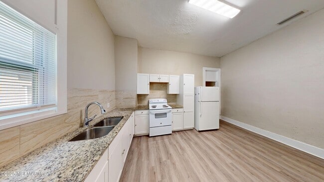 Building Photo - 2328 Moncrief Rd