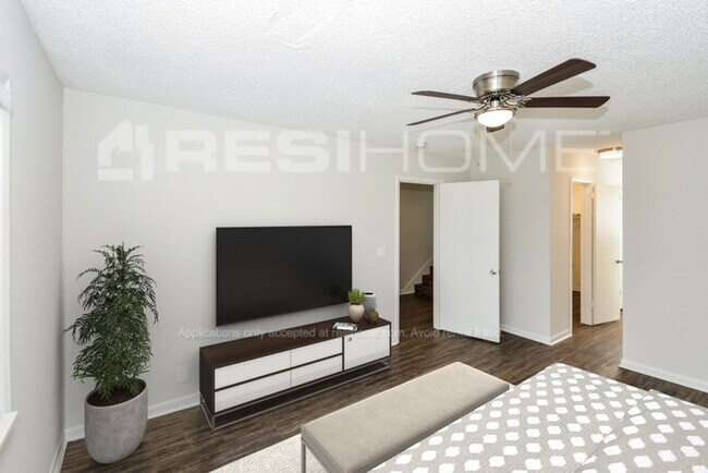 Building Photo - 422 Raintree Dr