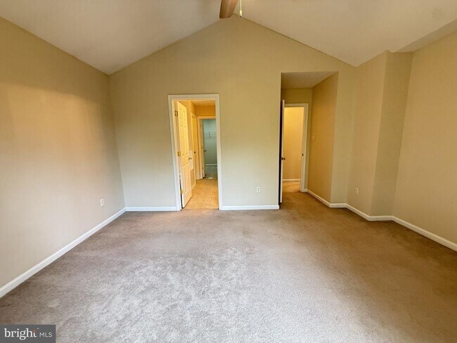 Building Photo - 1234 Lakeview Dr