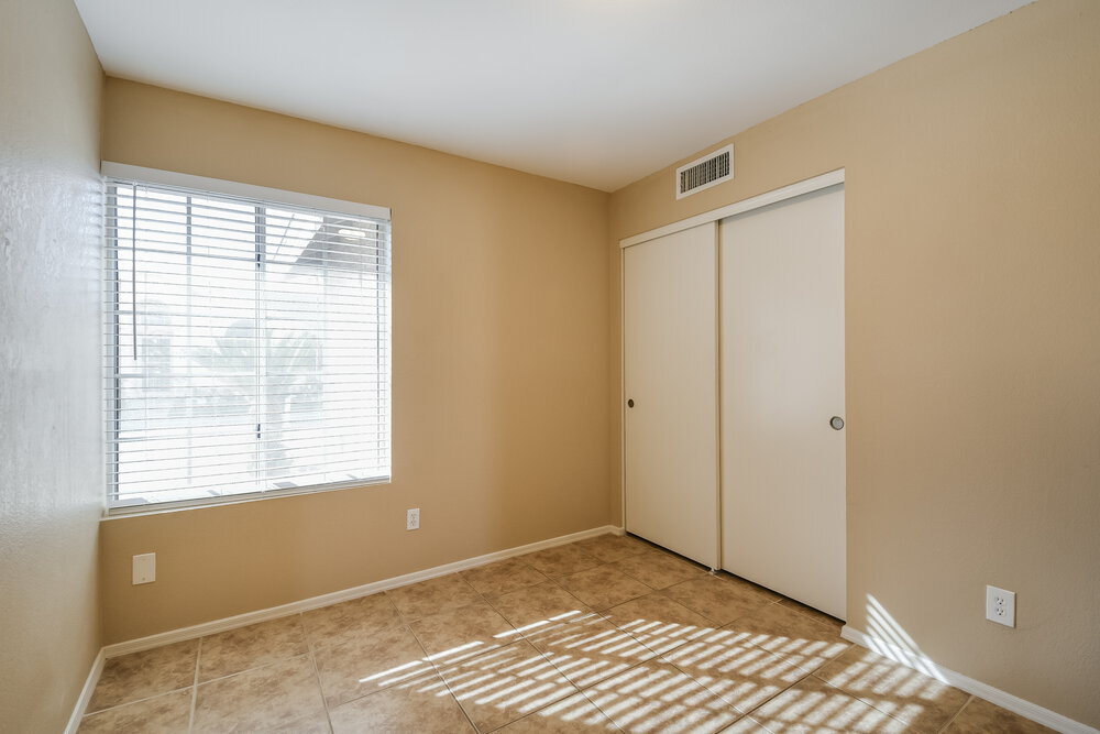 Building Photo - 1102 E Villa Theresa Dr