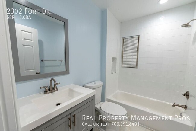 Building Photo - 2302 Fort Dr