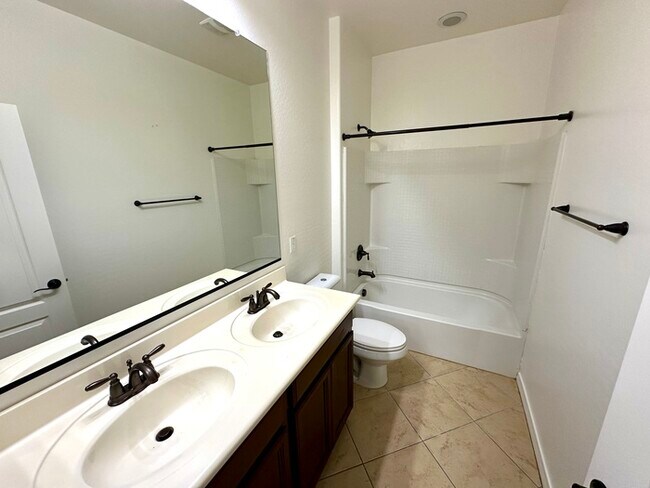 Building Photo - Fantastic Goodyear Home in Sedella