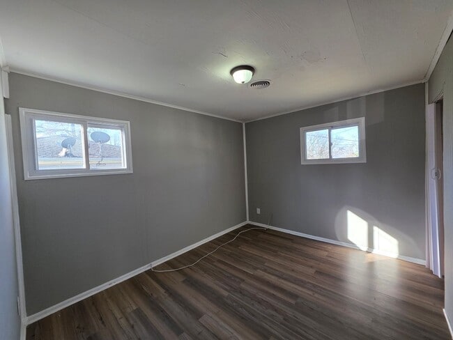 Building Photo - Charming 3-Bedroom Home – Modern, Clean & Carpet-Free!