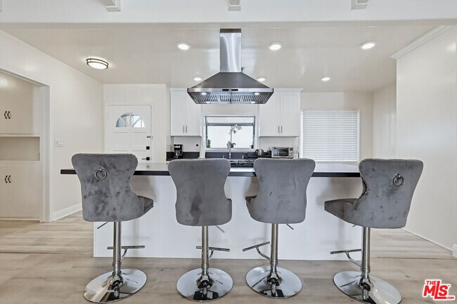 Building Photo - 9209 Paramount Blvd