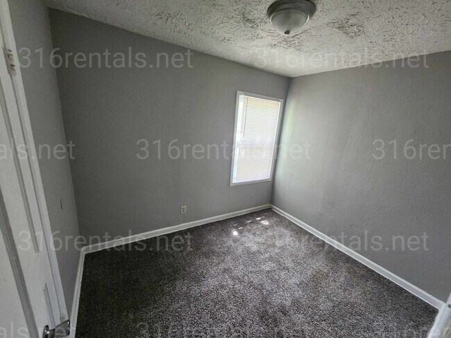 Building Photo - $995 - 3 bedroom / 1 bathroom - Single Fam...