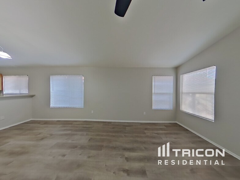 Building Photo - 12425 N 42nd Dr