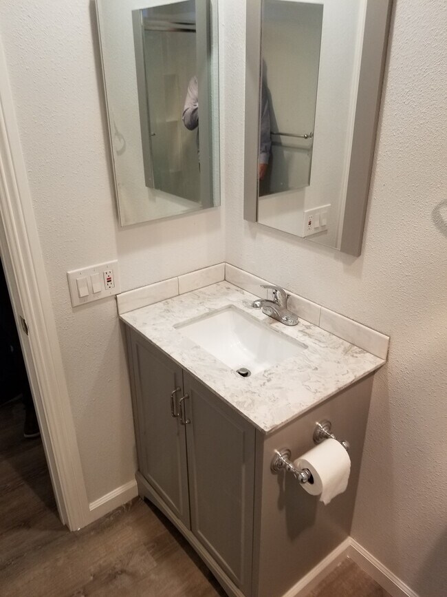 Building Photo - Bay Side Condo, Completely updated! Walkin...