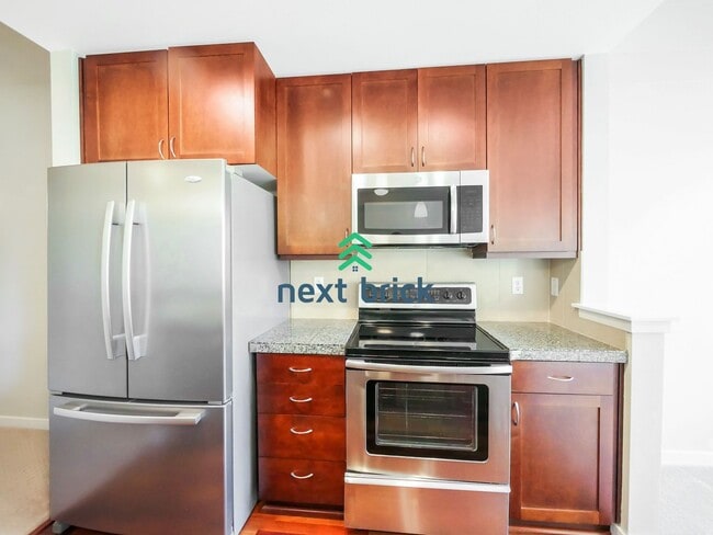 Building Photo - 1 Bed and 1 Bath Stunning Redmond DT Condo...