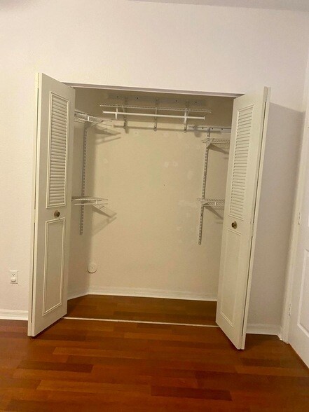 Building Photo - 725 SW 148th Ave