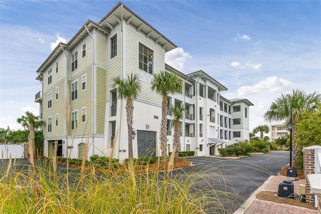 Building Photo - 10 Marina Dr