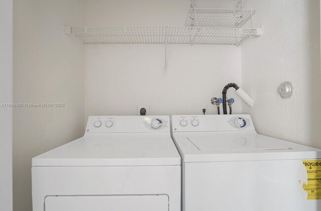 Building Photo - 1013 Shoma Dr