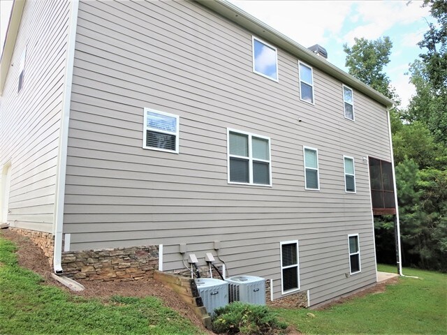 Building Photo - 5592 Lair Ln