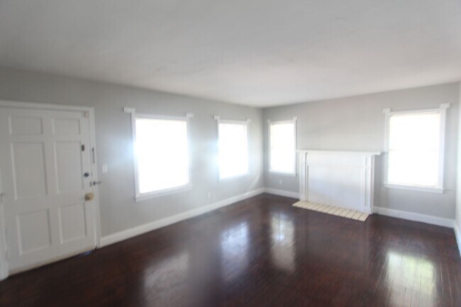 Building Photo - New On The Market with Fresh Updates!! Bet...